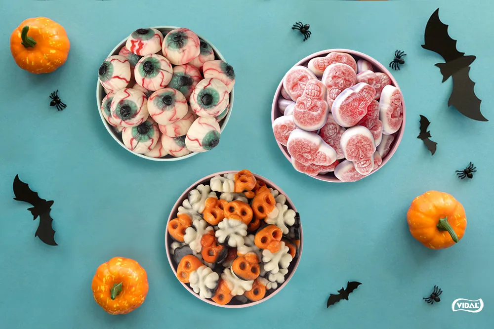 Bol de snacks y chuches de Halloween con decoración de terror
