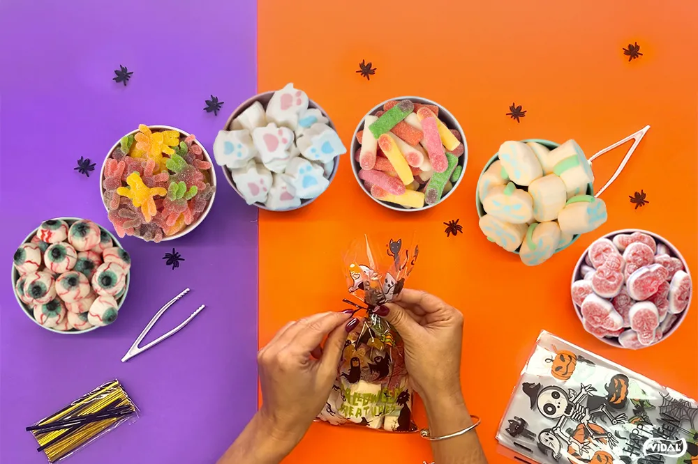 Boles con diferentes chuches preparados para una fiesta de Halloween