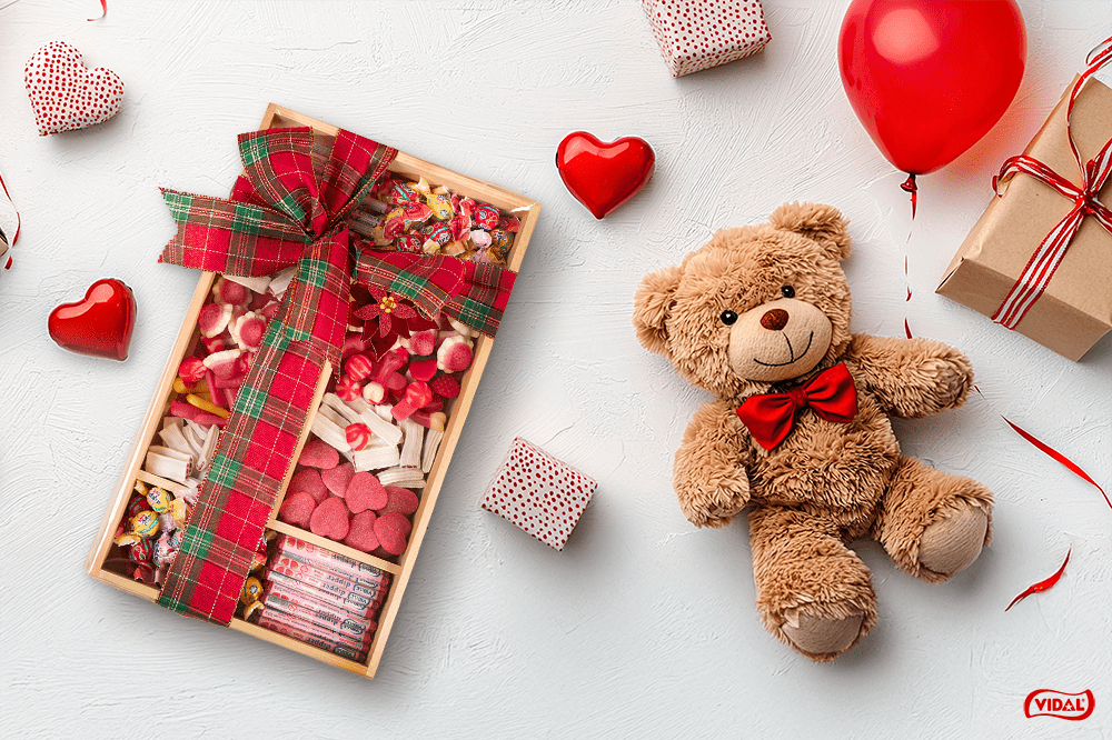 caja-cuadrada-tapa-abierta-lazo-chuches-foto-peluche