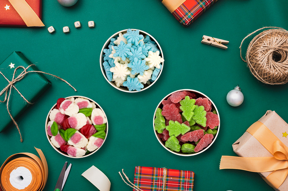 chuches de arboles de navidad y copos de nieve