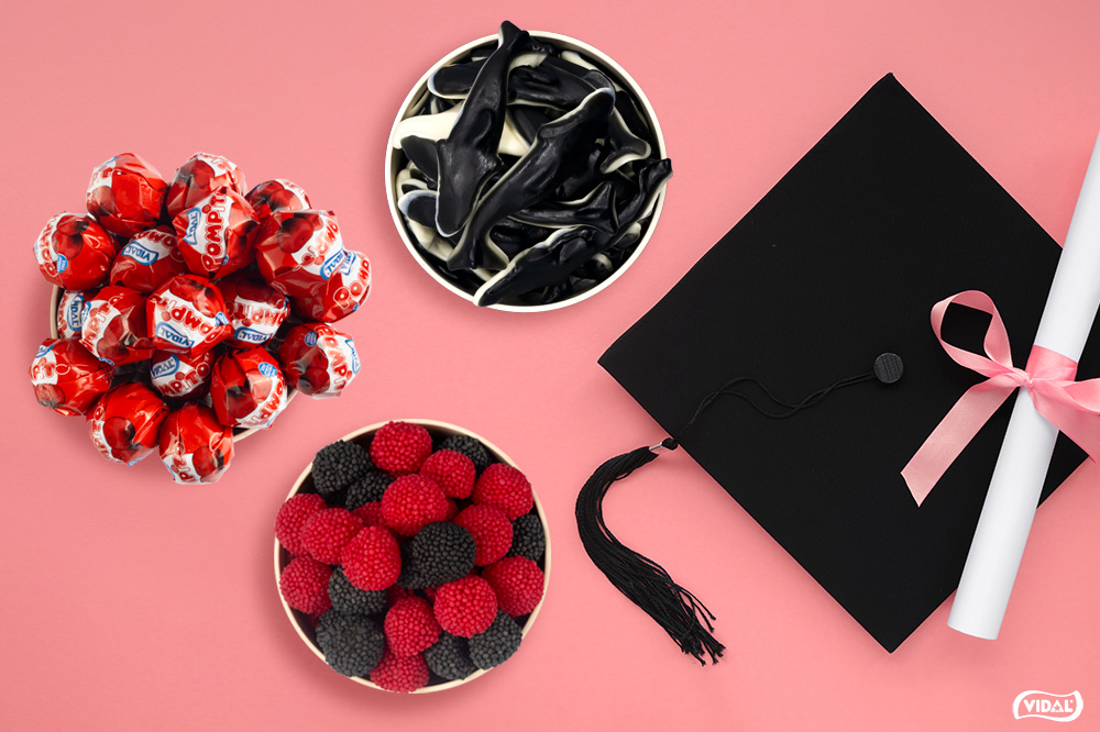 jovenes-birretes-comiendo-golosinas 