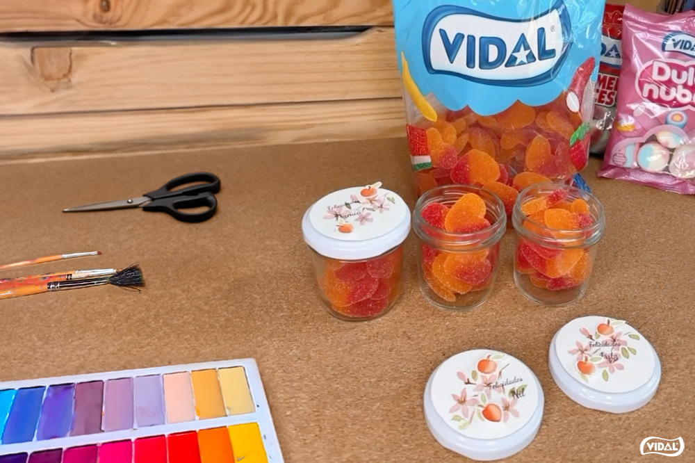 manos-pintando-tarro-cristal 