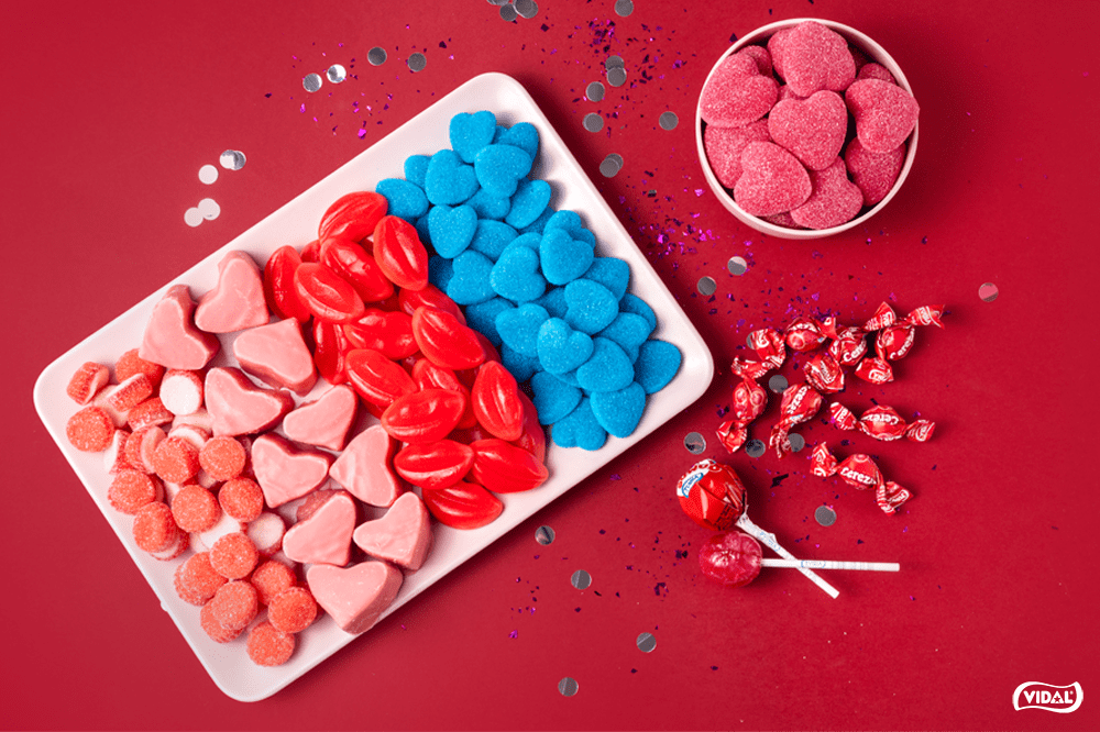 mesa-jarron-ramo-flores-tarta-chuches